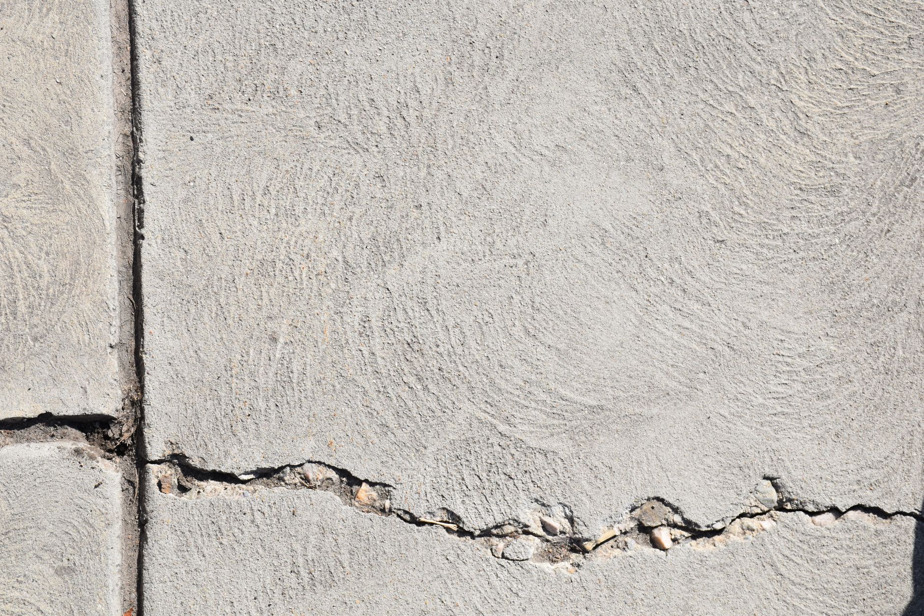 Horizontal crack running through a concrete block wall